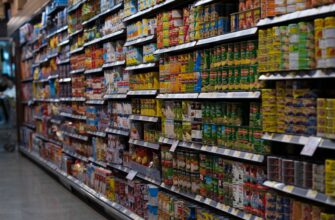 Ряды консервированных продуктов на полках магазина